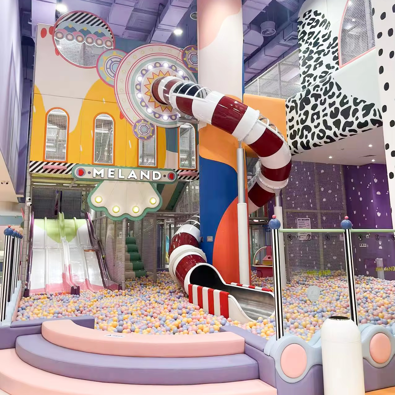 Equipamiento personalizado para parque infantil interior con laberinto blando de plástico y gran tobogán para centros comerciales OEM ODM