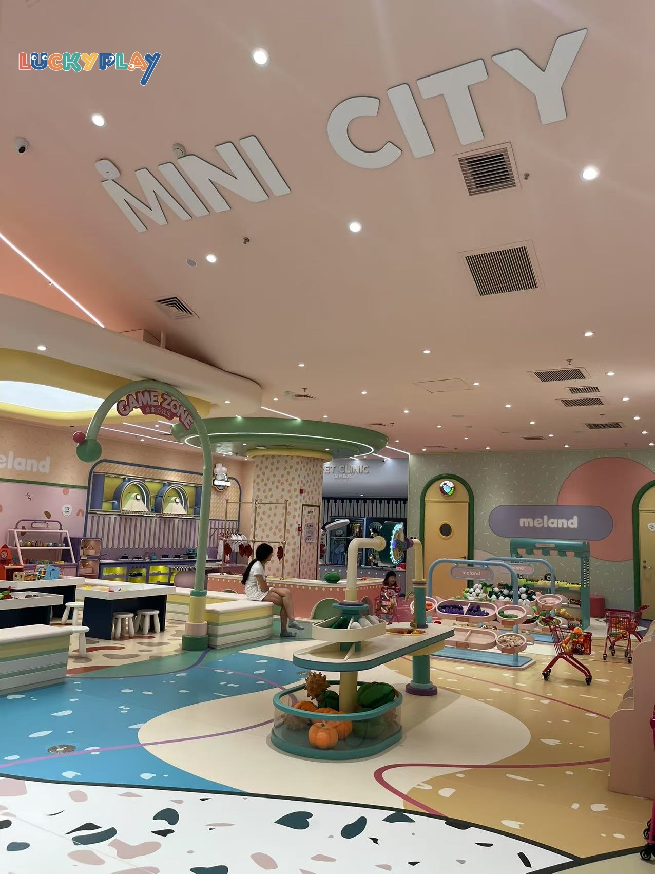 Equipamiento personalizado para parque infantil interior con laberinto blando de plástico y gran tobogán para centros comerciales OEM ODM - Product Image