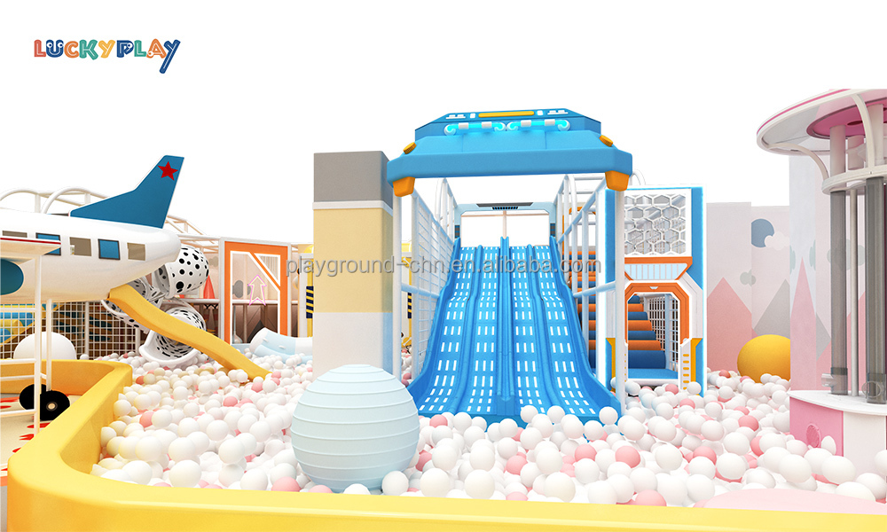 Parque de camas elásticas con laberinto Zoom para niños en interior - Product Image