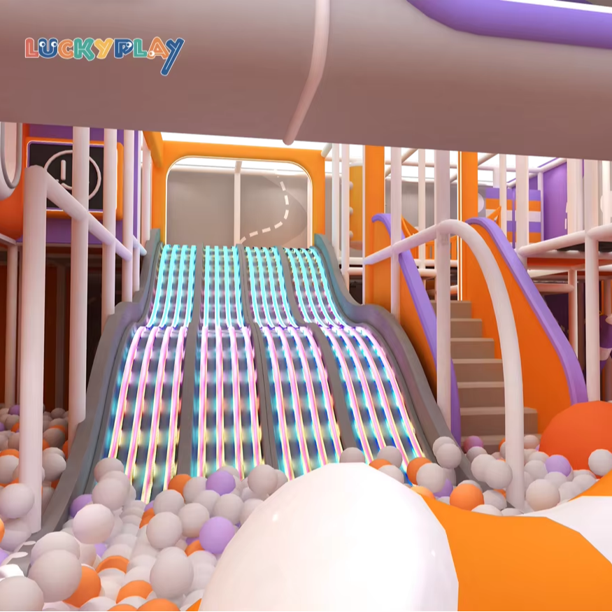 Solución integral de parque infantil interior de plástico para niños con múltiples toboganes, zonas de escalada y diseño temático personalizado